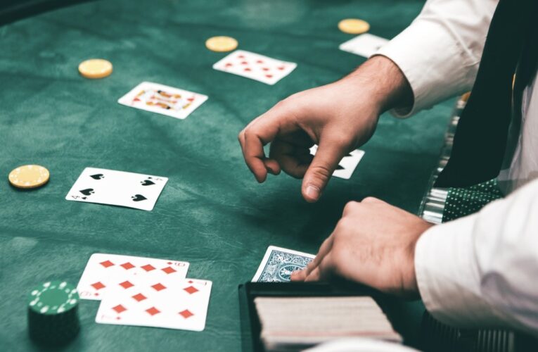 How does poker online game support to win?