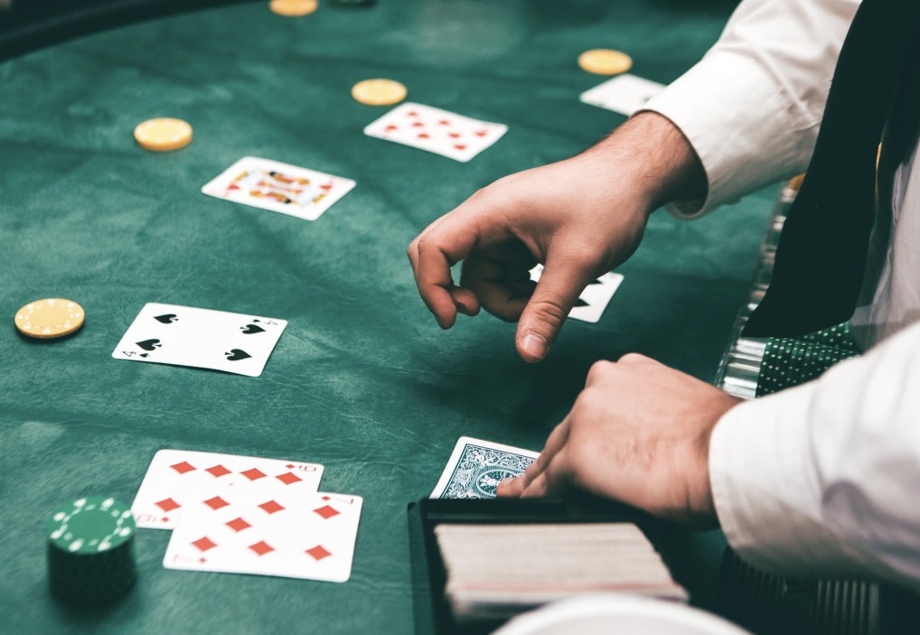 How does poker online game support to win?